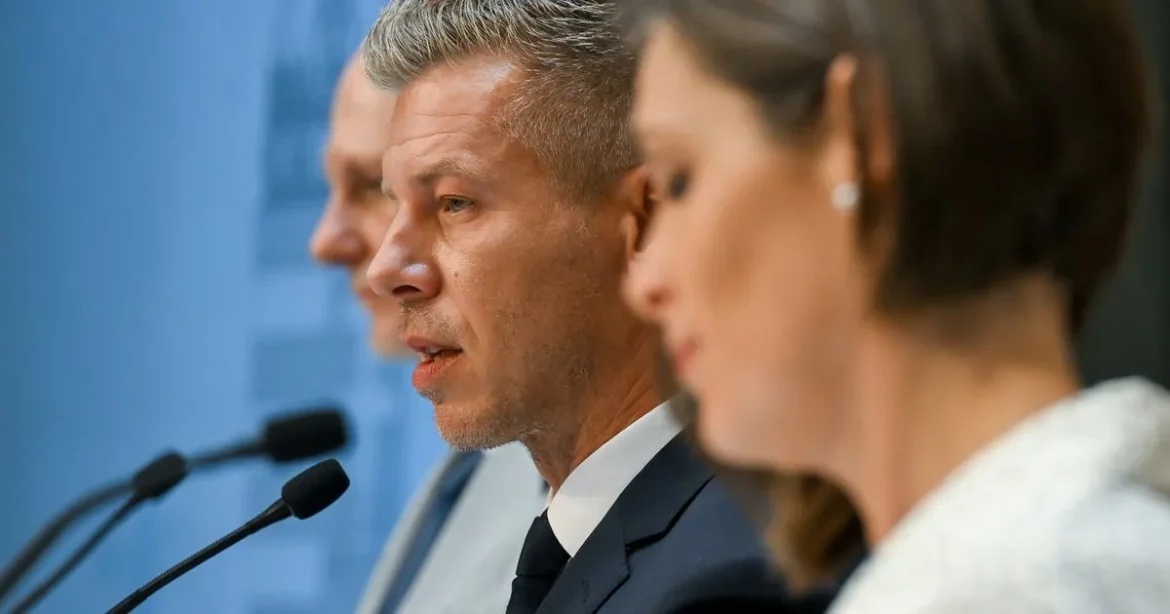 Akár már hétfőn bilincs kattanhat Hankó Balázs és Seszták Miklós csuklóján