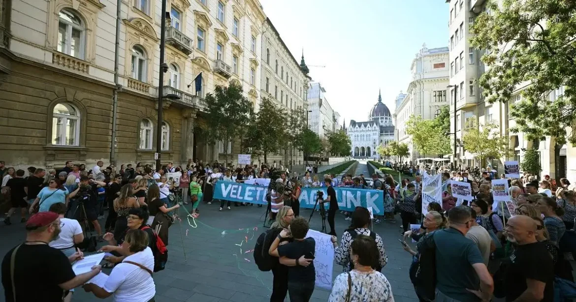 Béremelést követelnek a szociális szektorban: Magyar Péter szerint a 25 százalék is kevés