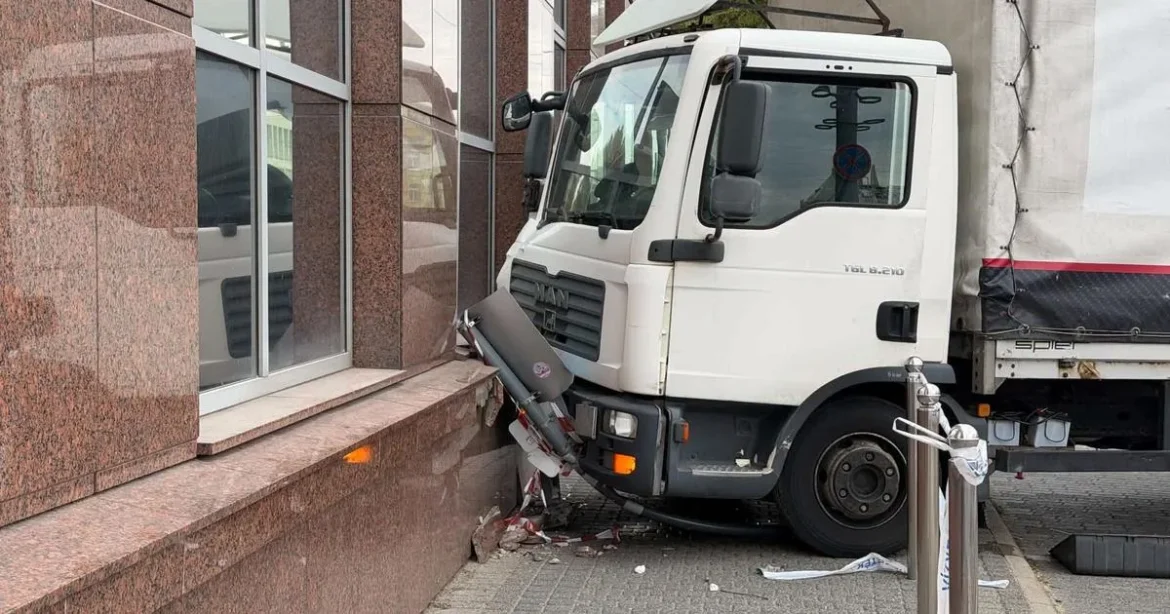 Egy teherautó nekicsapódott az újpesti kormányablak épületének