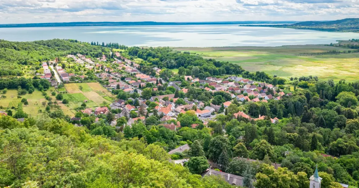 Ennyiért már nem kell a balatoni nyaraló? 43 százalékos pofon, Győrben elszabadult a piac
