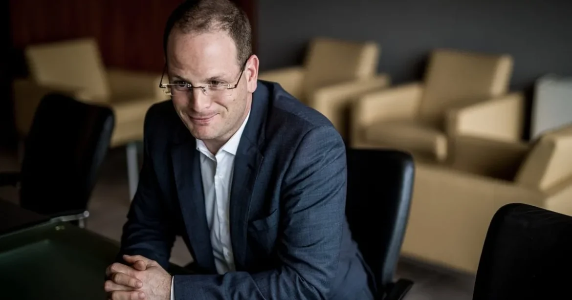Két rendőr vezette el az ország leggazdagabb emberét