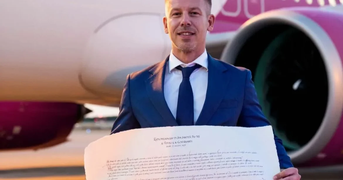 Különleges ajándékokkal látogat a pápához Magyar Péter