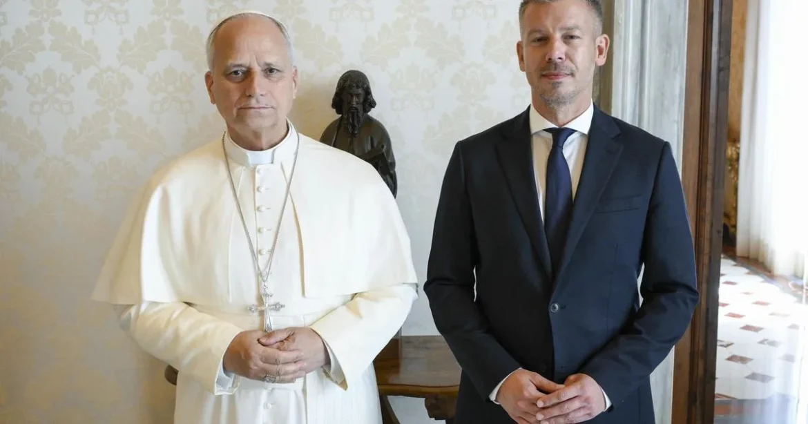 Magyar Péter pápai áldást kért XIV. Leótól és meghívta Magyarországra