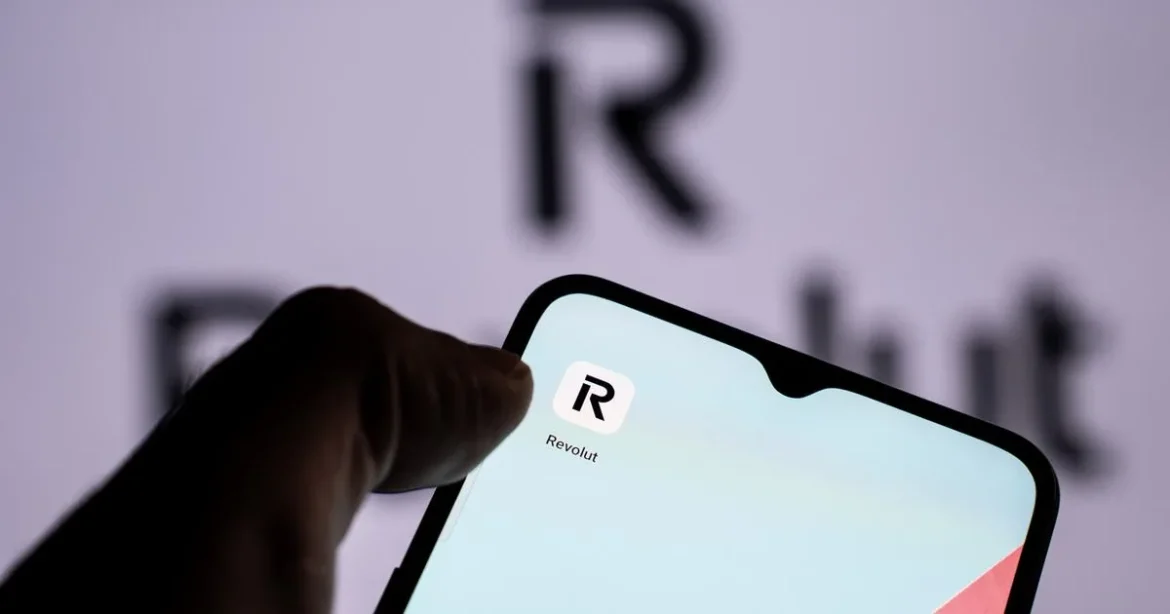 Már pillantással is lehet fizetni: új funkciót vezetett be a Revolut