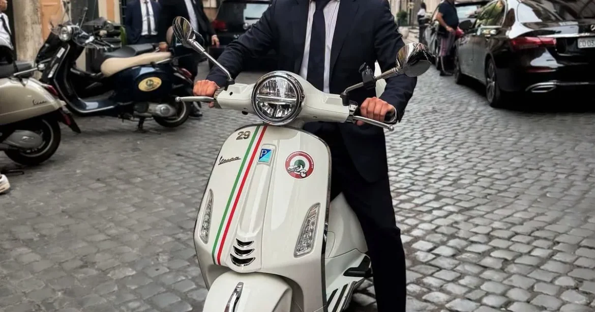 Miért ült robogóra Magyar Péter Rómában?