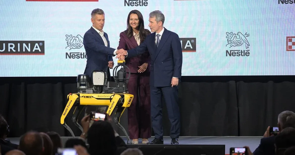 Nestlé büki gyáregység-átadás: Fidesz szerint Magyar Péter régi eredményekkel dicsekszik