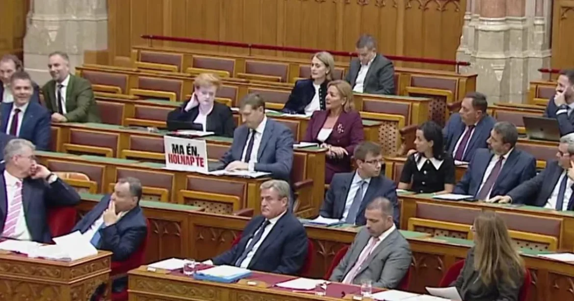 Rejtélyes üzenet Seszták Miklós és Hankó Balázs parlamenti helyén