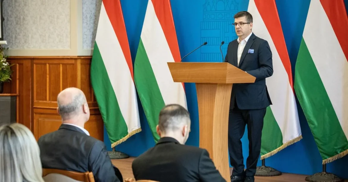 Seszták Miklós besétált, nem sokkal a mentelmi joga felfüggesztése után