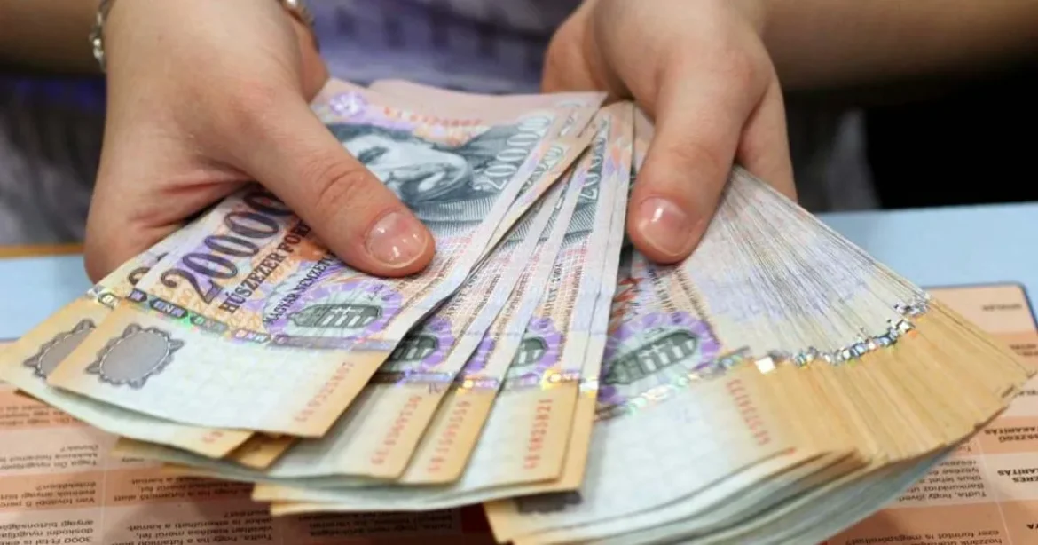 Történelmi mélyponton a forint: 366 fölé gyengült az euró