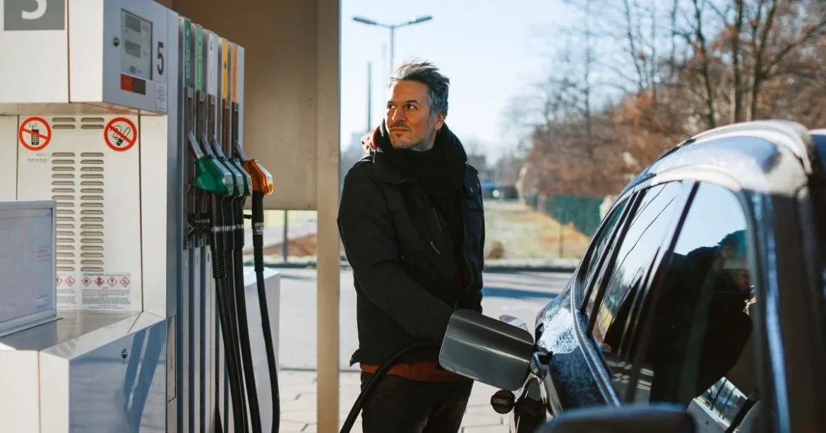 Eljött a pillanat: életbe lépett az üzemanyagadó-csökkentés, ám a szakértők nem örülnek