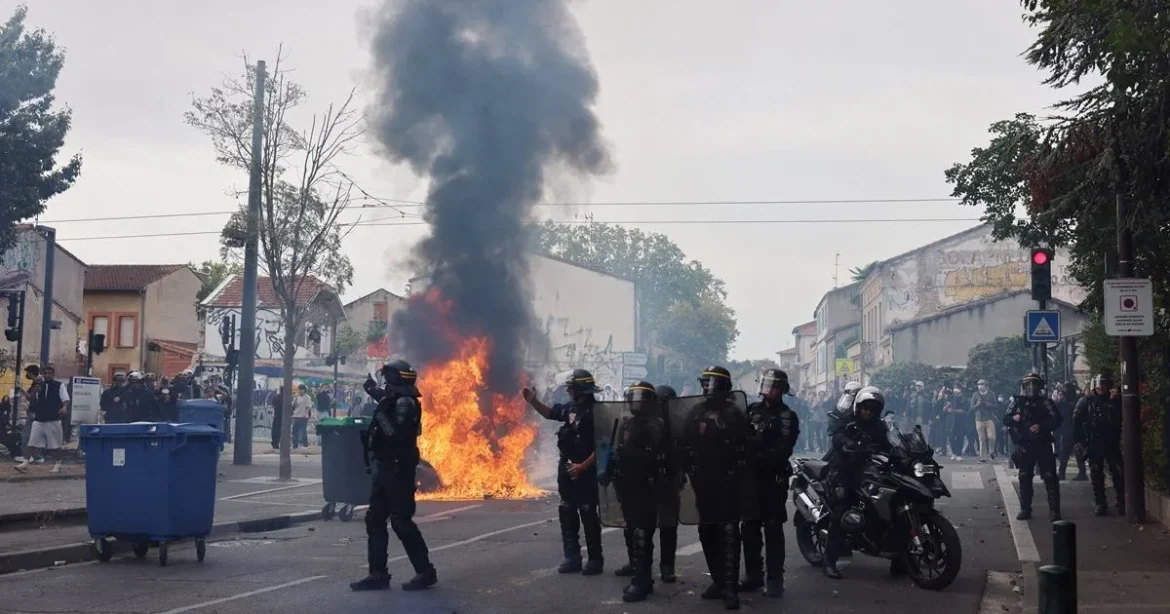 Francia iskolák lángokban, Párizsban tombolnak a diákok – milliós számla várhat a szülőkre