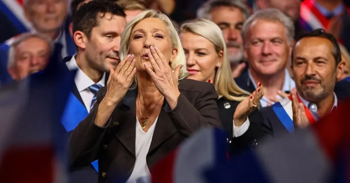 Macron tíz éve után összeomlott a centrum: Le Pen útja nyitva az Elysée felé